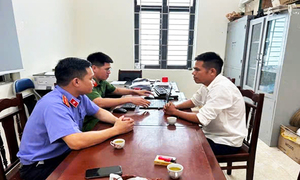 Khởi tố gã đàn ông ở Hưng Yên liên tục vứt gà chết vào nhà, hành hung bố vợ cũ