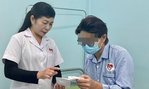Phía sau vỏ bọc 'luôn ổn', nhiều người trẻ đang kiệt quệ tinh thần