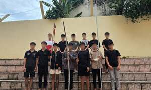 Tạm giữ nhóm thanh thiếu niên ném dao phóng lợn về phía công an để tẩu thoát