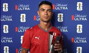 FIFA gây tranh cãi: Ronaldo cả trận chỉ đá phạt đền vẫn xuất sắc nhất