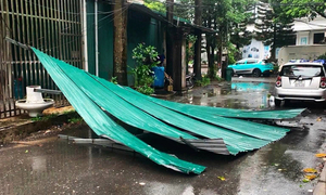 Bão số 1 sang Trung Quốc và suy yếu, hoàn lưu bão vẫn gây gió mạnh, mưa lớn