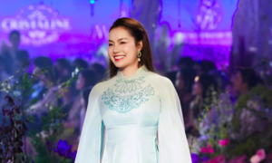 Ca sĩ Ngọc Anh sánh đôi chồng nhạc sĩ trên sàn diễn áo dài cưới