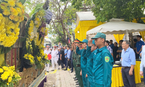 Xúc động phút tiễn đưa nữ anh hùng 42kg vác 2 hòm đạn pháo 98kg bắn máy bay Mỹ