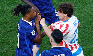 FIFA vừa xóa thẻ đỏ cho đội Mỹ, Pháp cũng đòi gỡ án treo giò