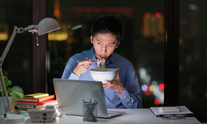 2 giờ sáng vẫn online, người trẻ 'sập nguồn', tự tích lũy nguy cơ bệnh tật