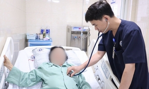 Sai lầm tại nhà khi cụ bà bị đột quỵ, nguy cơ liệt suốt đời