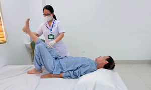 Ngã từ độ cao 3m khi hái xoài, người đàn ông liệt hoàn toàn hai chân