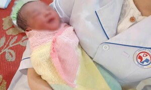 Bé trai sơ sinh khoảng 1 ngày tuổi bị bỏ rơi trong túi nylon ở Đắk Lắk