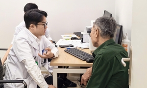 Hơn 300 bệnh nhân đến BV Việt Đức cơ sở Ninh Bình khám trong ngày đầu mở cửa