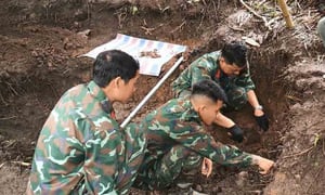 Chạy đua với thời gian tìm kiếm ngôi mộ tập thể liệt sĩ ở Lào Cai