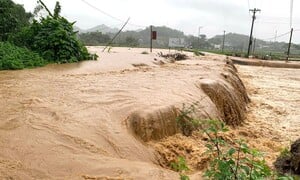 Mưa lớn gây ngập sâu ở Thái Nguyên, một bé trai bị lũ cuốn mất tích