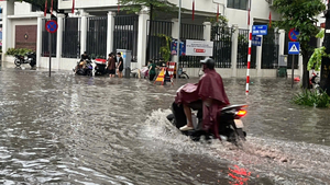 Vừa hoàn thành dự án chống ngập, nhiều tuyến phố Hà Nội vẫn chìm trong biển nước