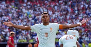 Ai đặt biệt danh 'độc tài' Mbappe?