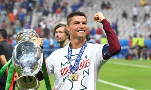 Vừa lên máy bay về nước, Ronaldo nhớ chức vô địch EURO 'tầm vóc ngang World Cup'