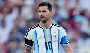 Vì sao Messi đeo băng đen ở trận Argentina thắng Thụy Sỹ 3-1?