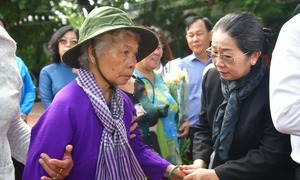 Bà Nguyễn Thị Lệ đến Công viên Lê Thị Riêng, chờ kết quả ADN liệt sĩ Huỳnh Văn Quên