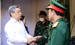 Đoàn MTTQ Việt Nam TP.HCM thăm lực lượng tìm kiếm liệt sĩ tại CV Lê Thị Riêng