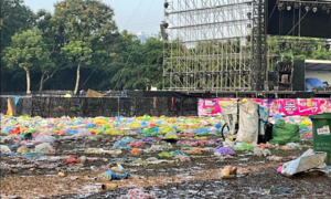 Concert ở Hà Nội ngập rác, khán giả bì bõm lội bùn