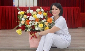 Khen thưởng nữ điều dưỡng cứu người giữa quán cà phê ở Hà Nội