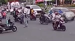 Khoảnh khắc gây sốt mạng: Kíp 115 dừng xe giữa đường cứu bé trai bất tỉnh