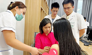 Nữ Việt kiều về Việt Nam 'cứu' vòng một sau ca nâng ngực không như ý