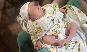 Bé gái sơ sinh bị bỏ rơi bên lề đường kèm mảnh giấy nhờ nuôi giúp