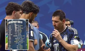 Cầu thủ Argentina nhặt được 'bí kíp' của đội Anh, phát hiện chiêu trò lừa Messi