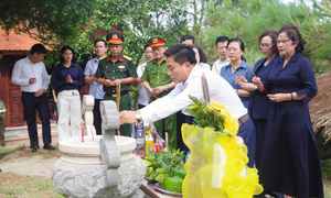 Phó Chủ tịch Quốc hội dâng hương Đại tướng Võ Nguyên Giáp