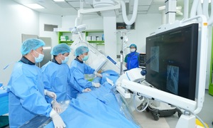 Hạnh phúc của người mẹ có con trai 7 tuổi được 'sửa tim' tại quê nhà