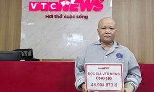 Người mẹ ung thư bật khóc khi nhận gần 46 triệu đồng và lời hứa ở lại với con