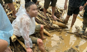 Vừa được cứu khỏi dòng lũ, người đàn ông thất thần tìm vợ và con mất tích