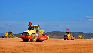 Cảnh tăng tốc thi công dưới nắng lửa ở công trường đường băng sân bay Phù Cát