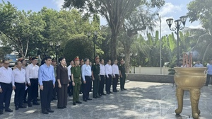 Chủ tịch Quốc hội dâng hương tưởng niệm Anh hùng liệt sĩ Võ Thị Sáu