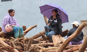 'Của cải mất hết rồi, giờ tôi chỉ mong tìm được mẹ'