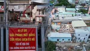 Người dân dỡ nhà, giao mặt bằng để mở rộng quốc lộ 1 nối TP.HCM với Tây Ninh