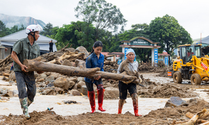 Những bàn tay không để hy vọng bị vùi lấp sau lũ dữ ở Mường Than