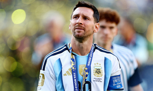 Messi bình thản sau thất bại, nhìn lên khán đài bỗng rơi nước mắt