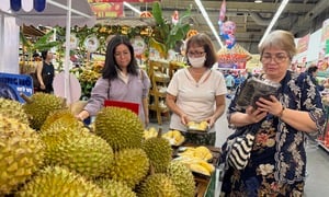 Bơ, sầu riêng rẻ chưa từng có, siêu thị hút khách mua sắm