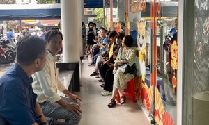 Cảnh hiếm thấy ở SJC: Khách chen nhau bán vàng, chờ cả ngày chưa tới lượt