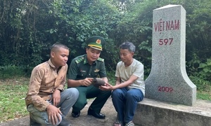 Người dân Lào chỉ vị trí nghi có mộ liệt sĩ tập thể của bộ đội Việt Nam