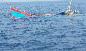 Dông lốc đánh chìm tàu cá ở Trường Sa, 33 ngư dân được cứu, 3 người mất tích