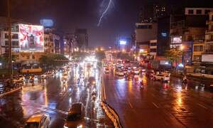 Hà Nội mưa lớn, sấm sét liên tục dội xuống, nguy cơ ngập úng loạt tuyến phố