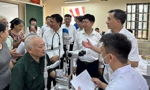 Bệnh viện Mắt Sông Cầu Bắc Ninh khám, tặng quà gần 1.000 người có công dịp 27/7