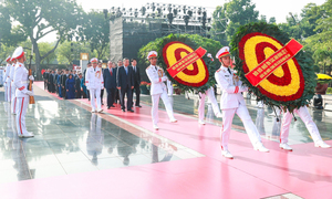 Lãnh đạo Đảng, Nhà nước tưởng niệm các Anh hùng liệt sĩ, vào Lăng viếng Bác