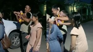 'Khối nghỉ hè' gào khóc vẫn bị bế lên ô tô rời quê, dân mạng bật cười thấu hiểu