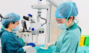 Người đàn ông Lào thoát nguy cơ mù lòa sau khi sang Việt Nam mổ mắt