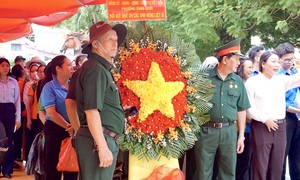 Dòng người đến Công viên Lê Thị Riêng tưởng niệm, tri ân các Anh hùng liệt sĩ