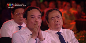 Lãnh đạo Đảng, Nhà nước, khán giả xúc động rơi lệ xem chương trình 'Sao sáng dẫn đường'