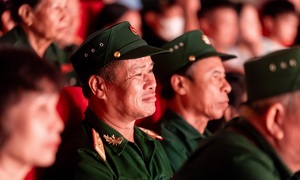 Khi những chứng nhân lịch sử đắm chìm trong 'Đất nước thiên hùng ca'