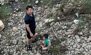 Cán bộ xã lao xuống sông, cứu cháu bé giữa dòng nước xiết